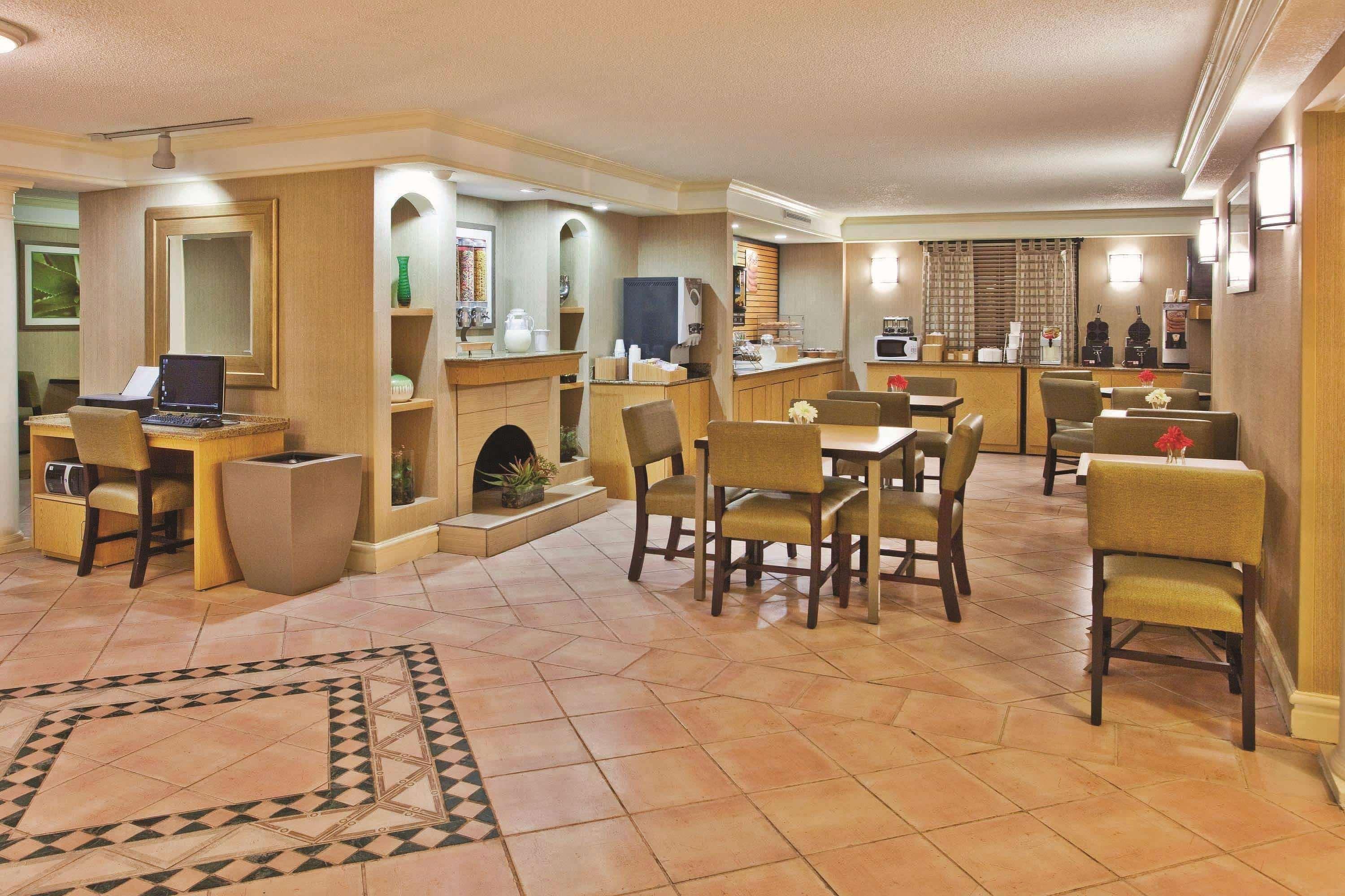 La Quinta Inn By Wyndham Savannah Midtown Exterior foto